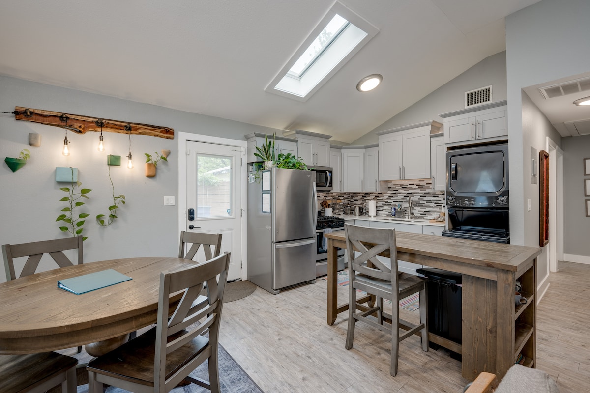 Awesome Austin Bungalow + Hot Tub/Peloton/Coffee!