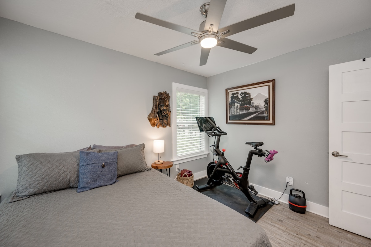 Awesome Austin Bungalow + Hot Tub/Peloton/Coffee!