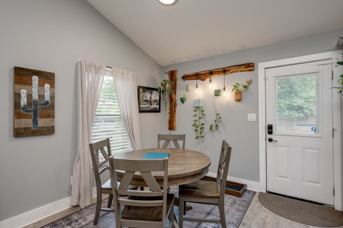 Awesome Austin Bungalow + Hot Tub/Peloton/Coffee!