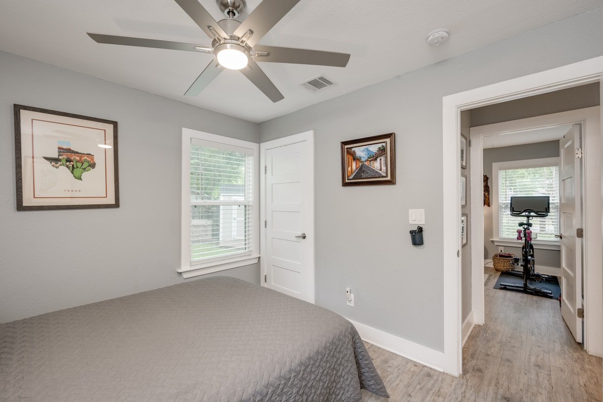 Awesome Austin Bungalow + Hot Tub/Peloton/Coffee!
