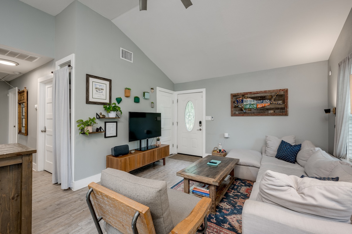 Awesome Austin Bungalow + Hot Tub/Peloton/Coffee!