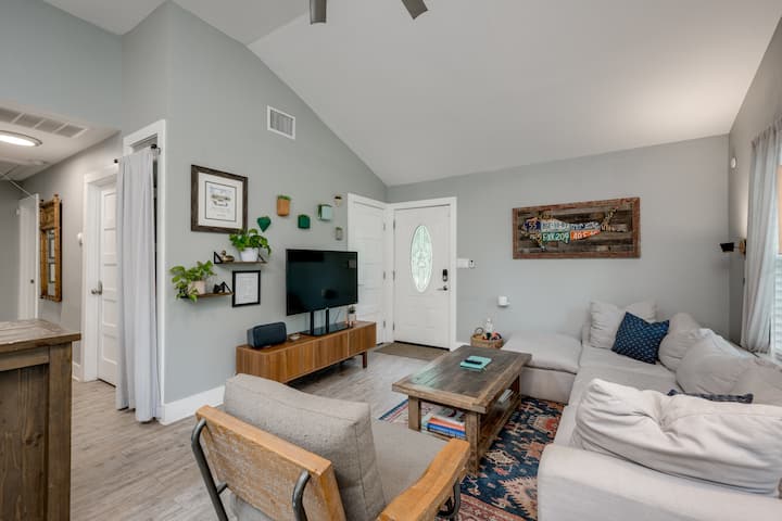 Awesome Austin Bungalow + Hot Tub/peloton/coffee! - Austin, TX