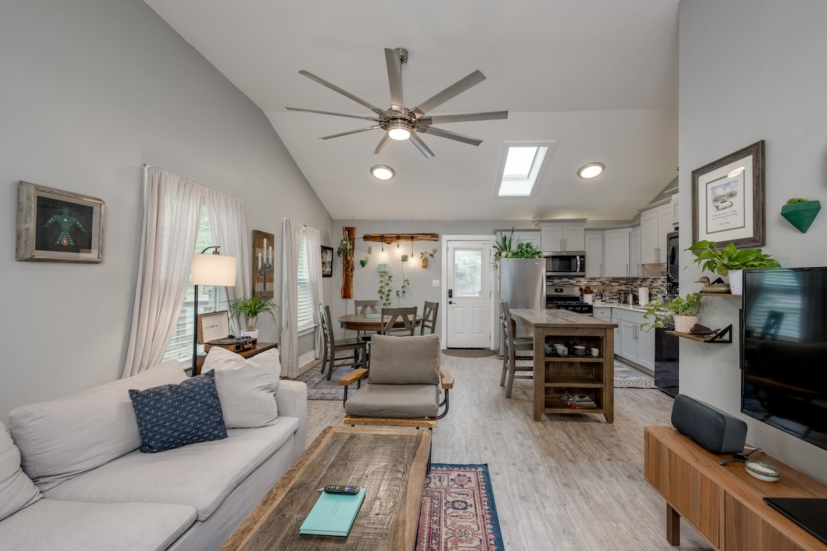 Awesome Austin Bungalow + Hot Tub/Peloton/Coffee!