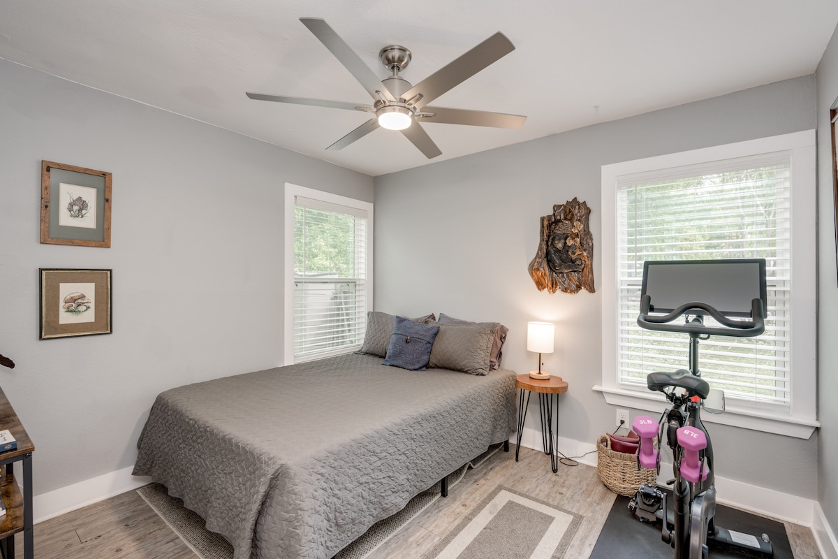 Awesome Austin Bungalow + Hot Tub/Peloton/Coffee!