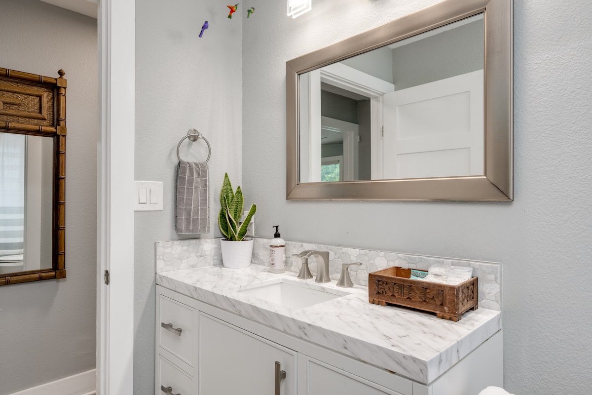 Awesome Austin Bungalow + Hot Tub/Peloton/Coffee!