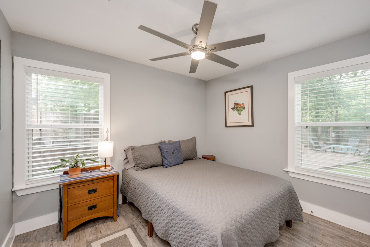 Awesome Austin Bungalow + Hot Tub/Peloton/Coffee!