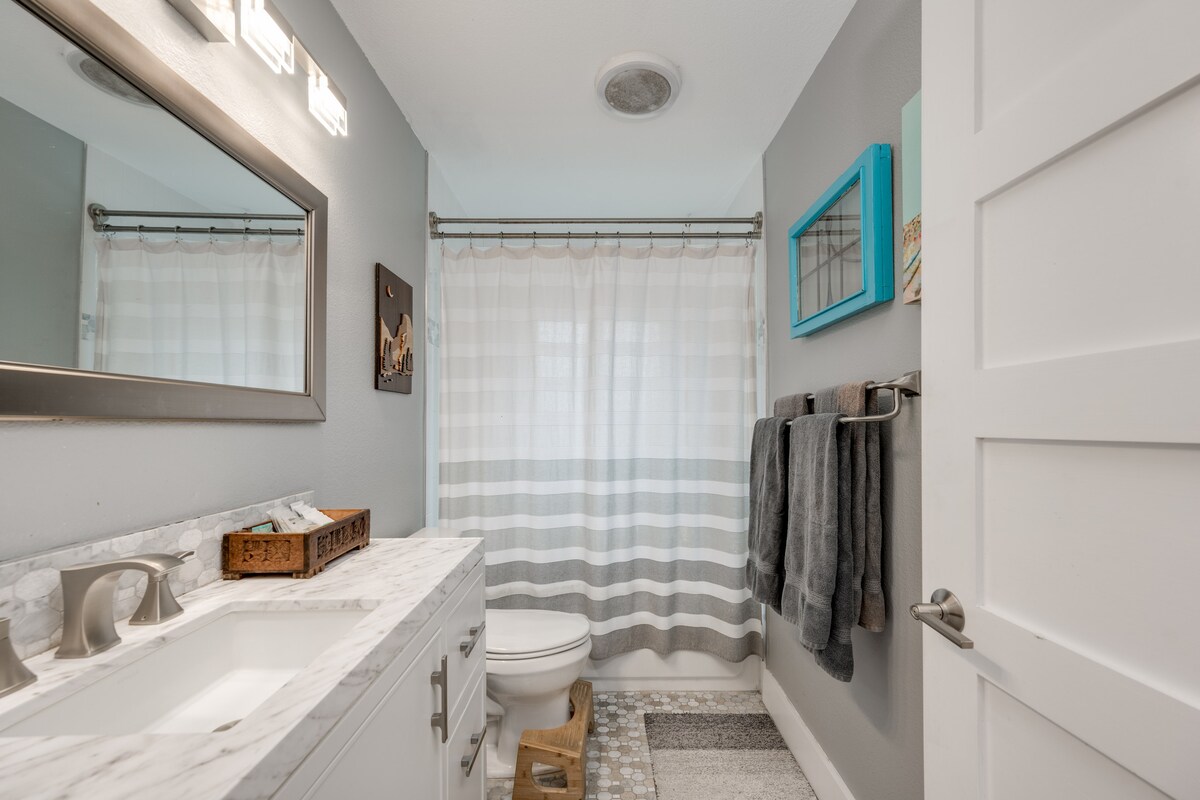 Awesome Austin Bungalow + Hot Tub/Peloton/Coffee!