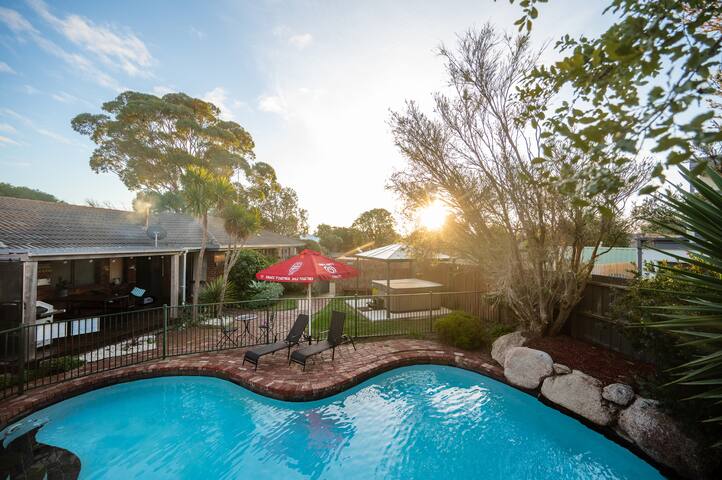 80’s Renovated Gem 400m to Beach