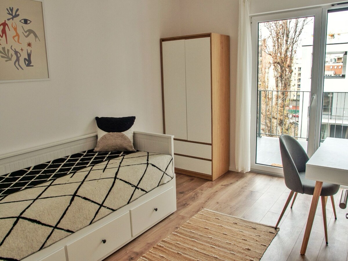 Втора спалня с удобен разтегателен диван, гардероб и достъп до балкона.