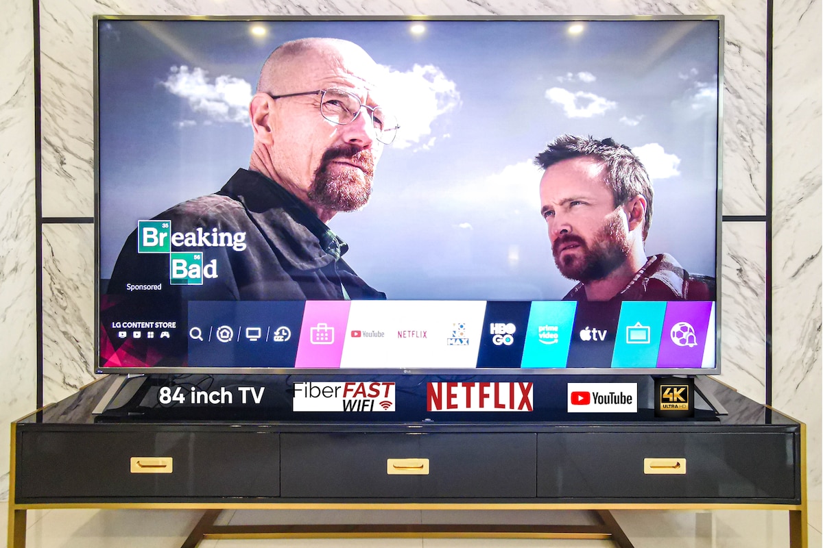 84 Inch 4K smart-tv. Netflix. YouTube