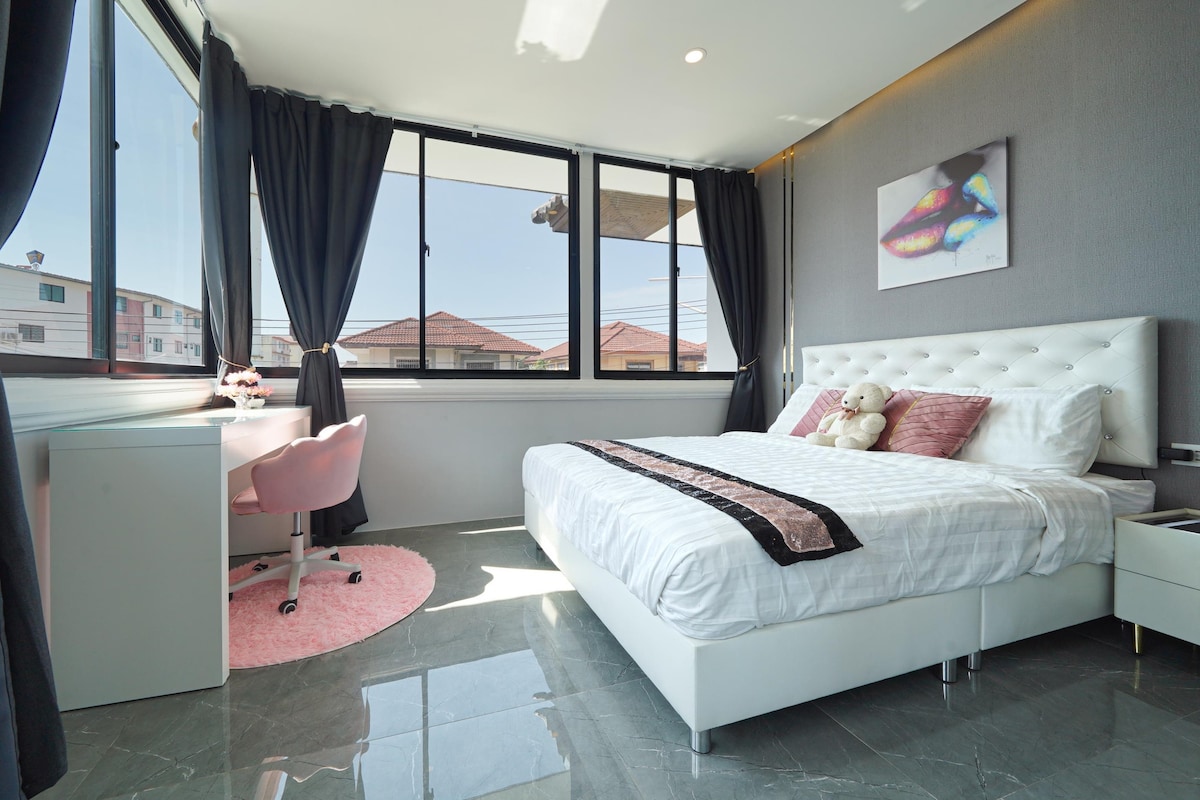 Slaapkamer 2 met werkruimte en uitzicht op het zwembad