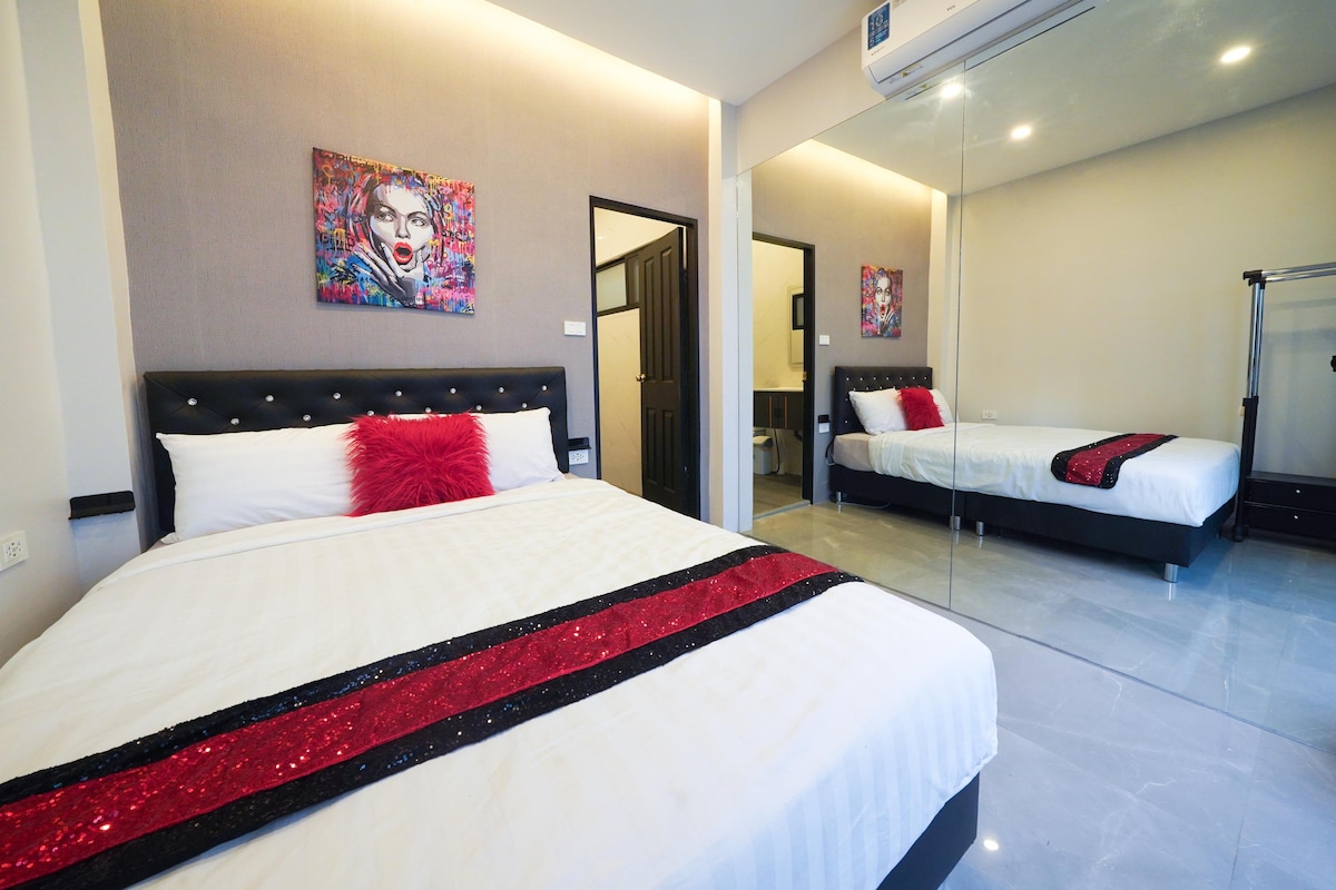 Slaapkamer 7 - Begane grond. Eigen ingang met uitzicht op de tuin en het zwembad