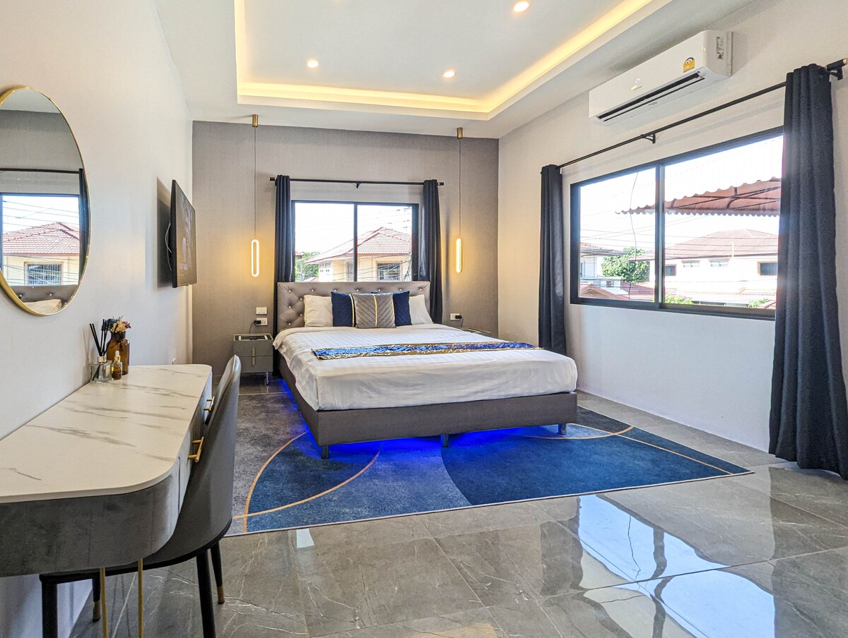 Slaapkamer 3 - 55 inch 4K TV Netflix, You Tube.