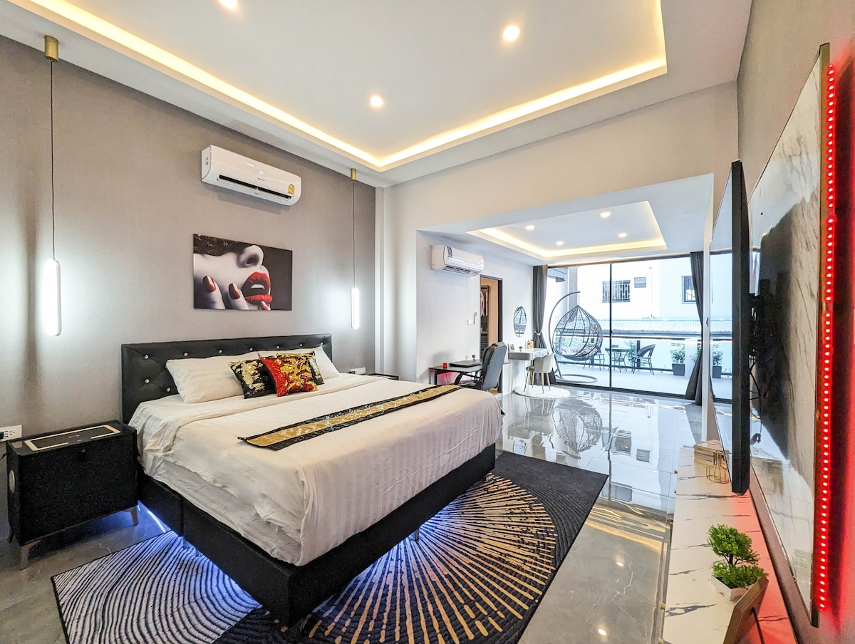 Hoofdslaapkamer met kantoorruimte, slaapbank en prachtig uitzicht op het balkon