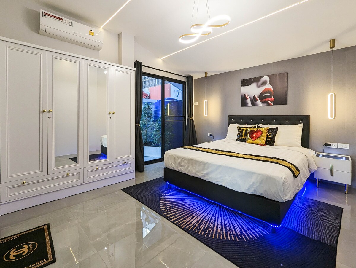 Slaapkamer 5 - Begane grond met eigen buitenzithoek.