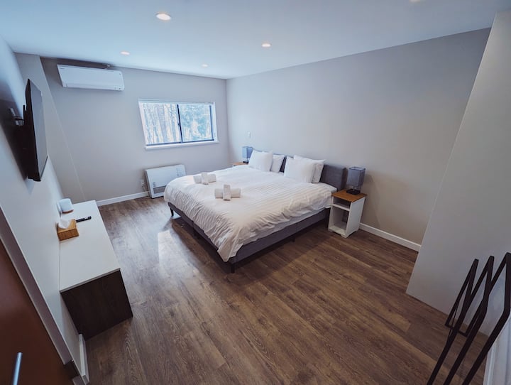 Dormitorio 1: configuración de cama king (también disponible como dos camas individuales).