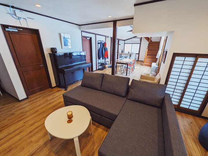 Sala de estar con TV de pantalla grande, sofá cama (con capacidad para 2 personas).