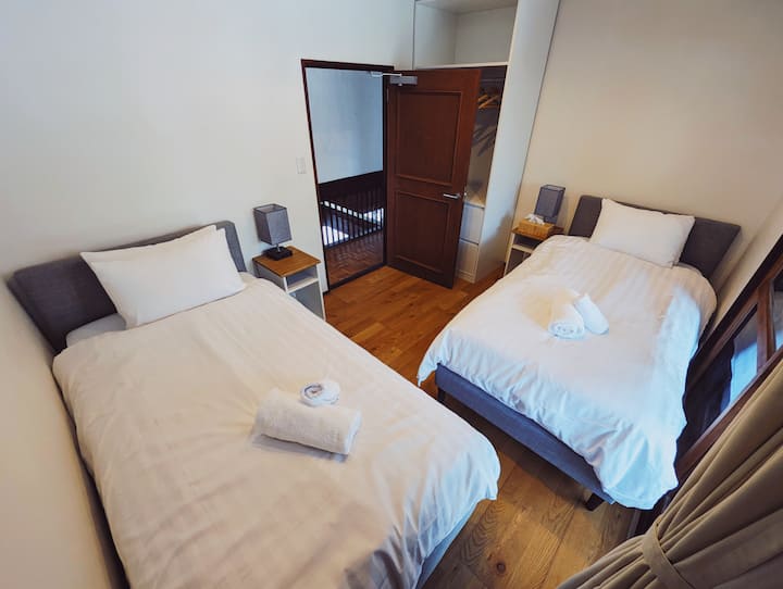 Dormitorio 3: dos camas individuales.