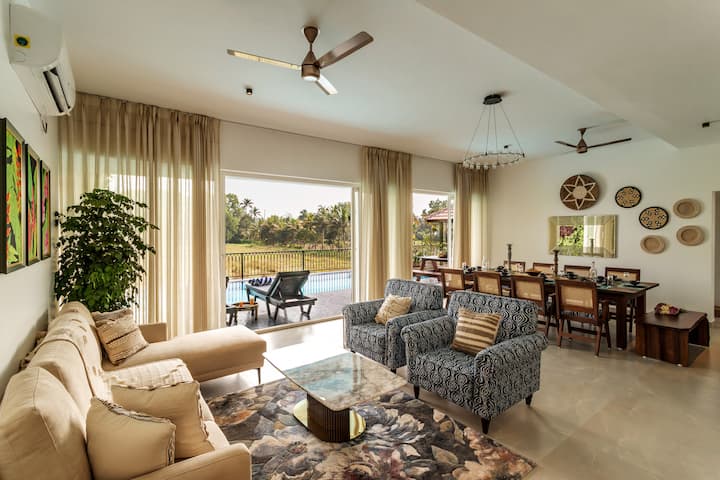 ✨Natural light floods this open-plan living and dining space with poolside charm.
Unwind in plush comfort or gather for meals, all with sweeping tropical views✨