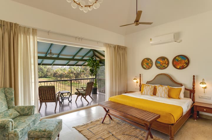 ✨Wake up to warm sunlight and a view of swaying palms: this bedroom blends vibrant charm with tranquil comfort✨
