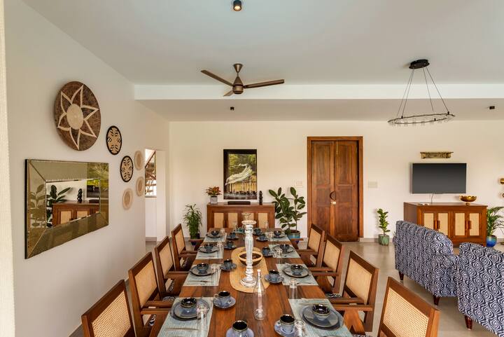 ✨A beautiful blend of warmth and elegance-this spacious dining room is where conversations flow as freely as the wine✨