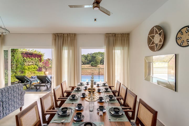 ✨Gather around this sunlit dining table where every meal comes with a view.
Dine, laugh and make memories with the pool and paddy fields just beyond✨