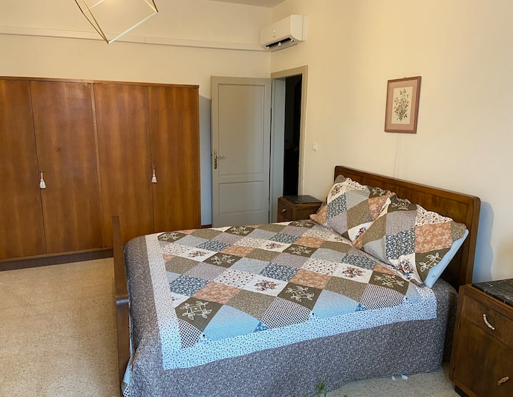 Zimmer mit drei Betten mit Klimaanlage