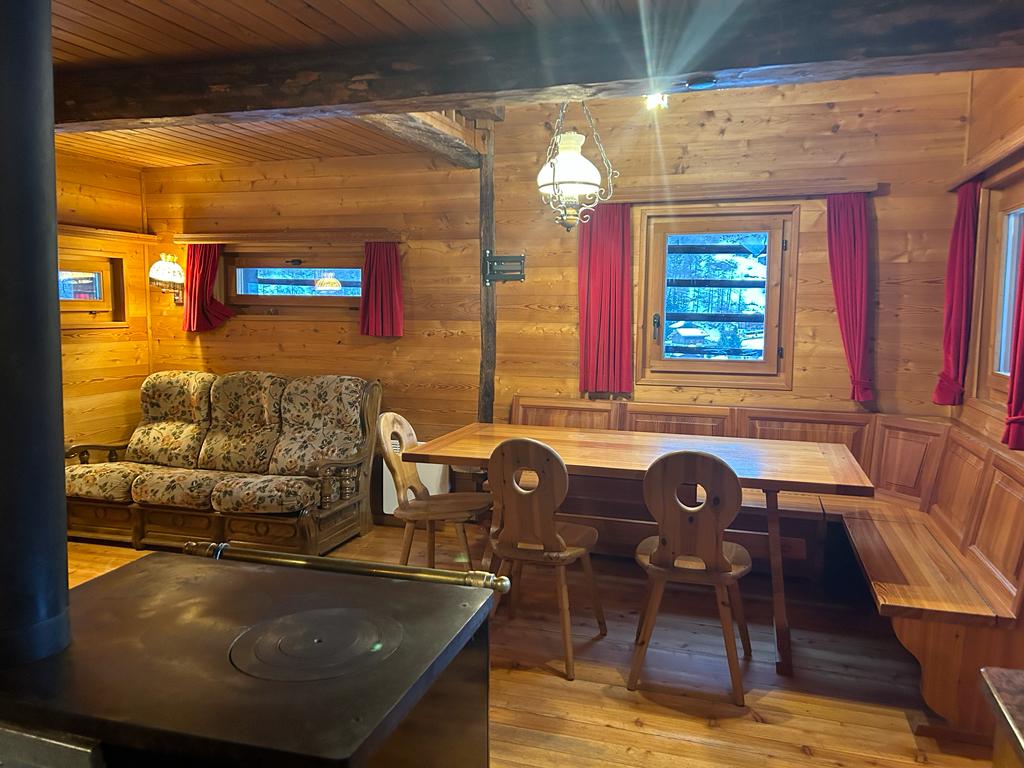 Successful Airbnb property: Renovated connection, insulated in Evolène