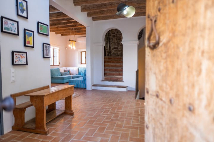 Radiant family home with jacuzzi + rooftop deck