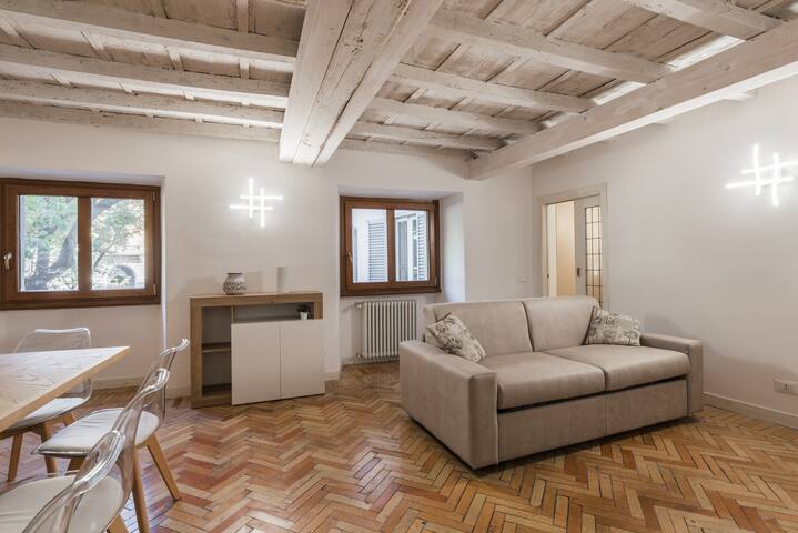 Spacious apartment in the center (3 BedR/2 BathR) gallery image 4