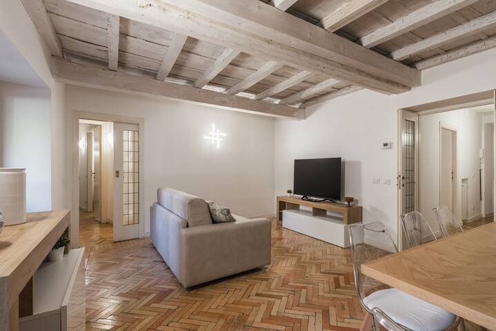 Spacious apartment in the center (3 BedR/2 BathR) gallery image 3