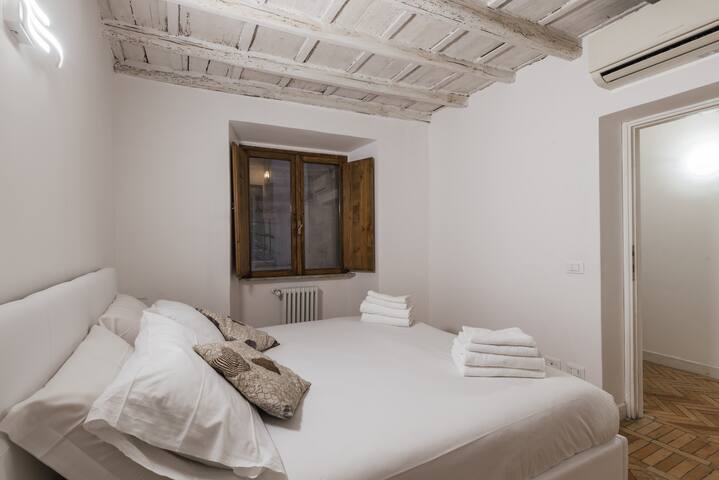 Spacious apartment in the center (3 BedR/2 BathR) gallery image 5