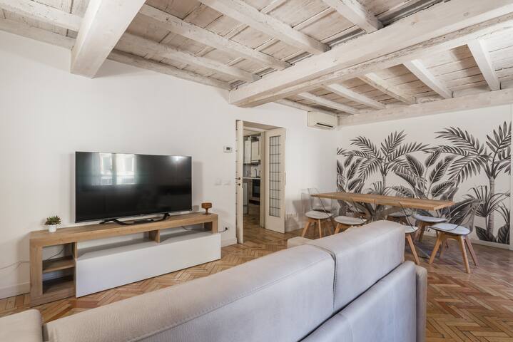 Spacious apartment in the center (3 BedR/2 BathR) gallery image 2