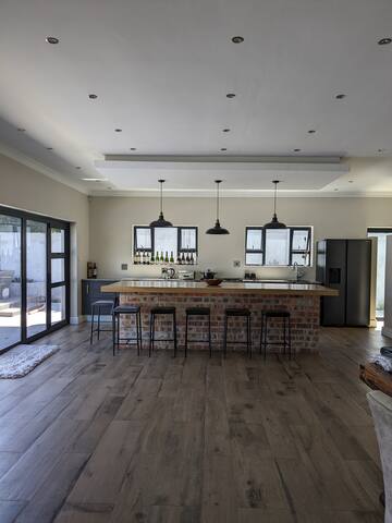 Upmarket holiday home, Constantia gallery image 5