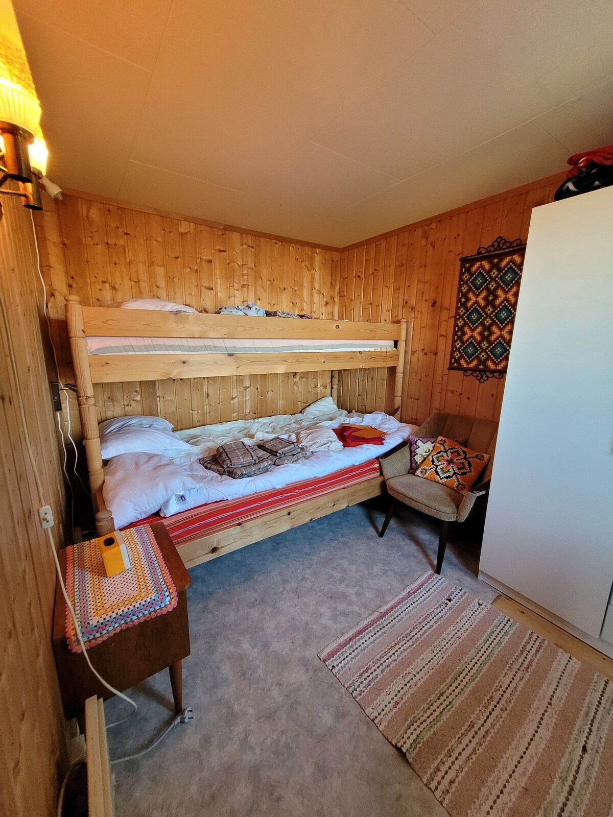 Спална соба nb 1. Еден брачен кревет, горен кревет е 90 x 100 см. Долниот кревет е 120x200 см. 