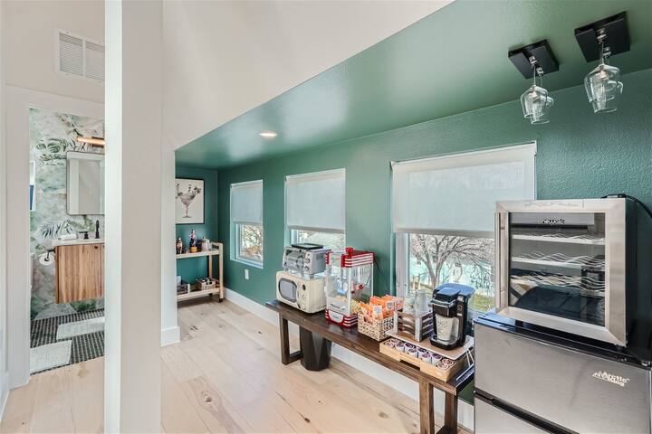 High-end 4 BDRM I Downtown Austin I Pool & Patio! gallery image 3