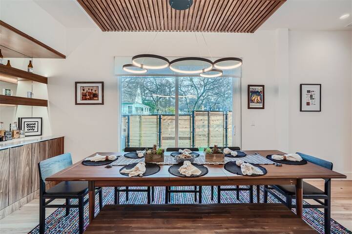 High-end 4 BDRM I Downtown Austin I Pool & Patio! gallery image 4