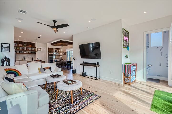 High-end 4 BDRM I Downtown Austin I Pool & Patio! gallery image 2