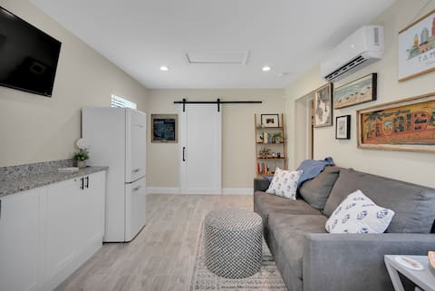 Top performing Airbnb: Beautiful Private Bungalow near Hyde Park & SOHO in Armory Gardens