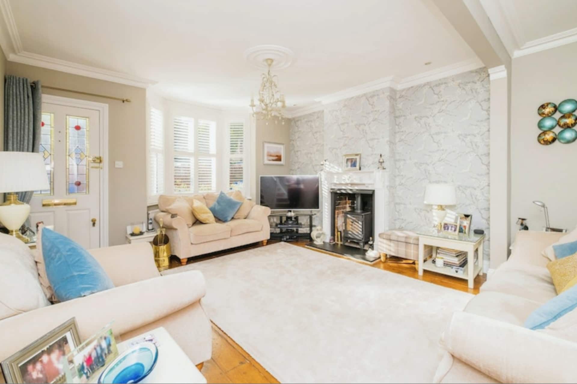 3 Bed 2 Bath Cottage with private parking and garage