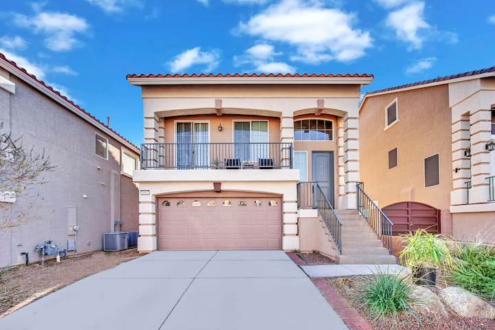 Full Home. 5 Bedrooms. 3 Levels. Sleeps 12