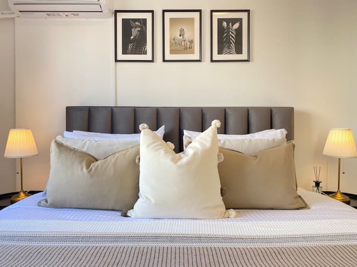 Ovo je glavna spavaća soba s koje se pruža panoramski pogled na grad.
Visokokvalitetni bračni krevet i posteljina.
Spavaća soba ima svu udobnost koja vam može zatrebati, a u ormaru možete pronaći svoj poseban kućni ogrtač  