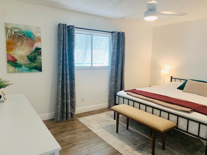 Брачен кревет (широк 150-179 см) во примарна бања. 