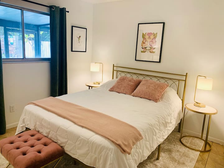 Брачен кревет (широк 150-179 см) со голем плакар