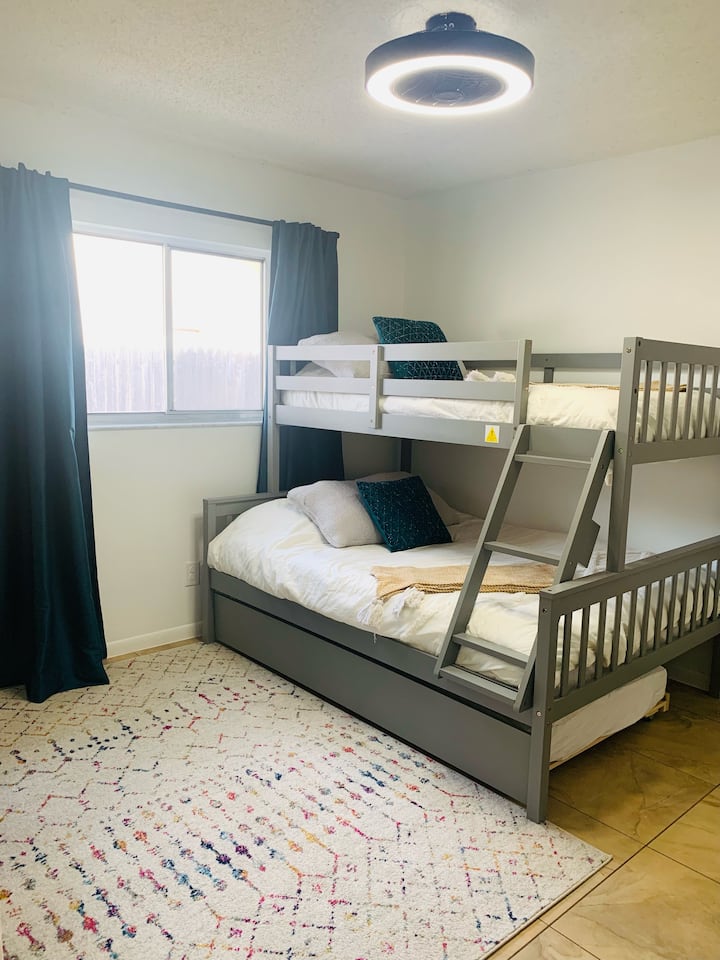 Во двокреветна соба со двокреветна соба може да се сместат четири деца или да се овозможат дополнителни аранжмани за спиење за возрасни.
Затворениот вентилатор обезбедува безбеден простор за најгорниот спрат.