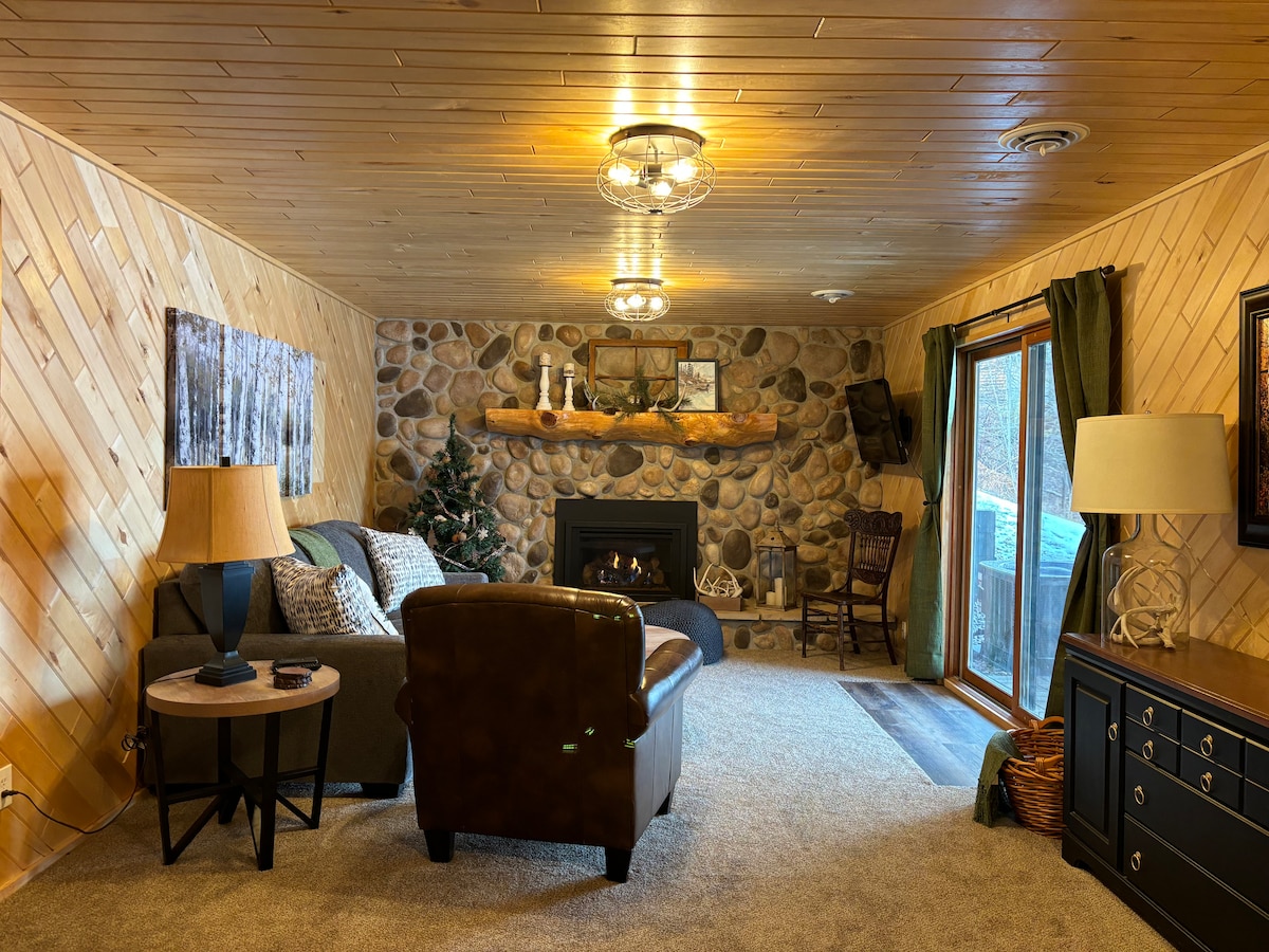 Sala de estar de nivel inferior con sofá cama queen.