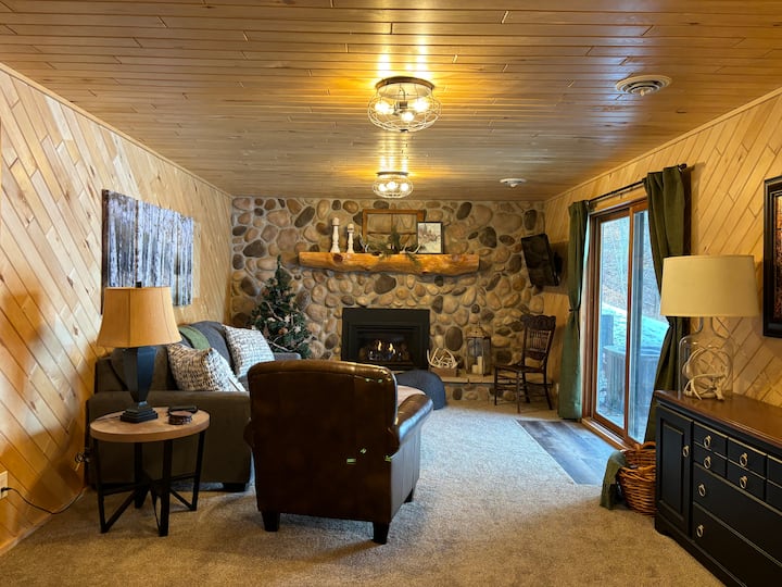 Ქვედა დონის მისაღები ოთახი დივნის დივნის კაბინით.