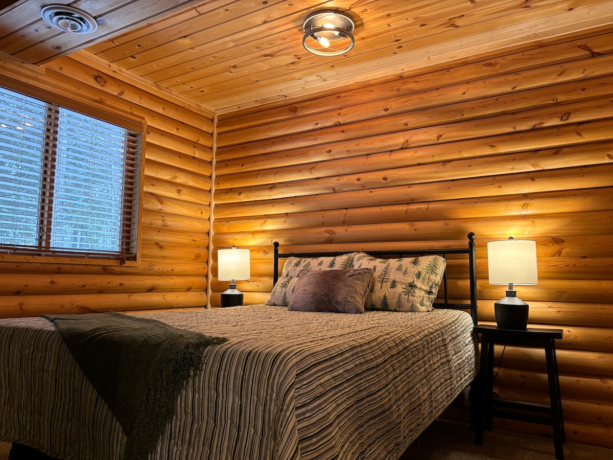 Dormitorio de nivel inferior. Retiro doble debajo de la cama tamaño queen.