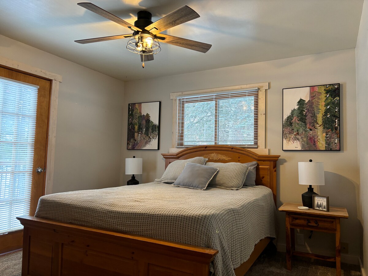 Dormitorio principal de nivel superior con acceso al balcón.