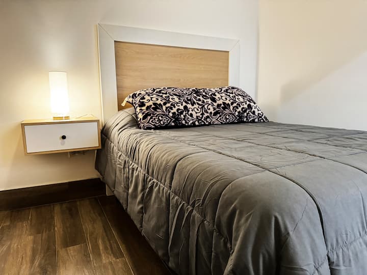 Habitación secundaria con cama matrimonial.